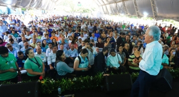 Caiado anuncia fim das pontes de madeira em Goiás